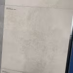 Grote showroomtegel Kera Rome Town Soft Grey met zichtbaar artikellabel