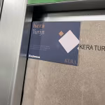 Kaartje Kera Turijn Excluton op showroomstaal van keramische tegel in metalen kader