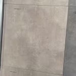 Showroomstaal Kera Full Body Turijn 60x60x3 tegel naast donkergrijze tegel met label