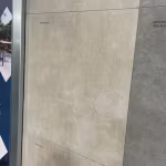 Showroomstaal Kera Turijn betonlook tegel in metalen kader met leesbaar productlabel