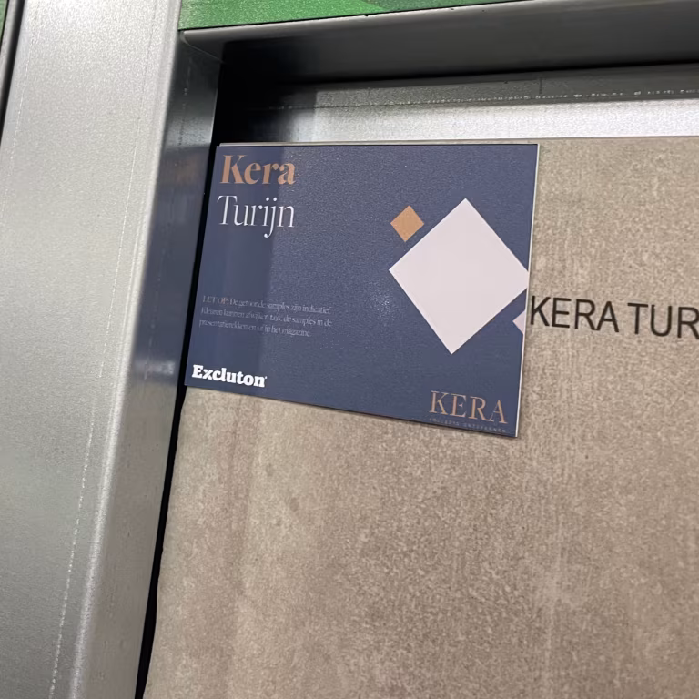 Kaartje Kera Turijn Excluton op showroomstaal van keramische tegel in metalen kader