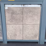 Showroomstaal Trippel T Beige Nuance, vier tegels in blauwgrijs metalen rek