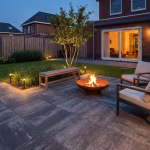 Avondterras met PromoStone 60x60x4 Grijs/Zwart tegels, vuurschaal en tuinbank