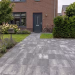 Pad naar voordeur van PromoStone 60x60x4 Grijs/Zwart tegels met hortensia's en fiets
