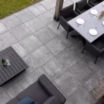 Terras met GeoCorso Pescara tegels, tafel, stoelen en salontafel, gezien van bovenaf