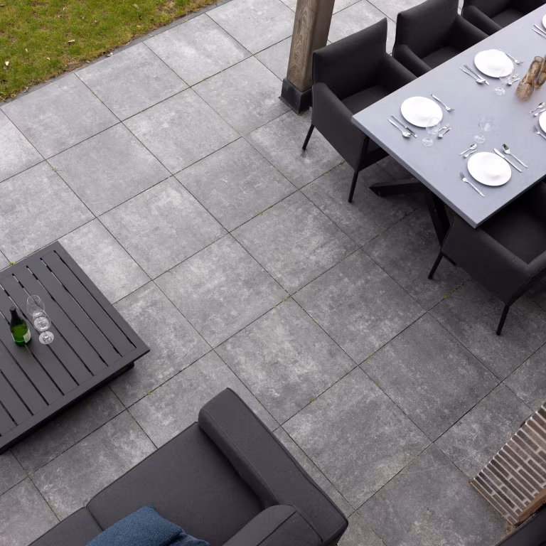Terras met GeoCorso Pescara tegels, tafel, stoelen en salontafel, gezien van bovenaf