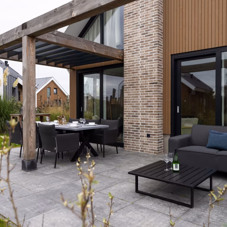 Loungehoek met salontafel en eettafel op GeoCorso Pescara tegels voor houten gevel