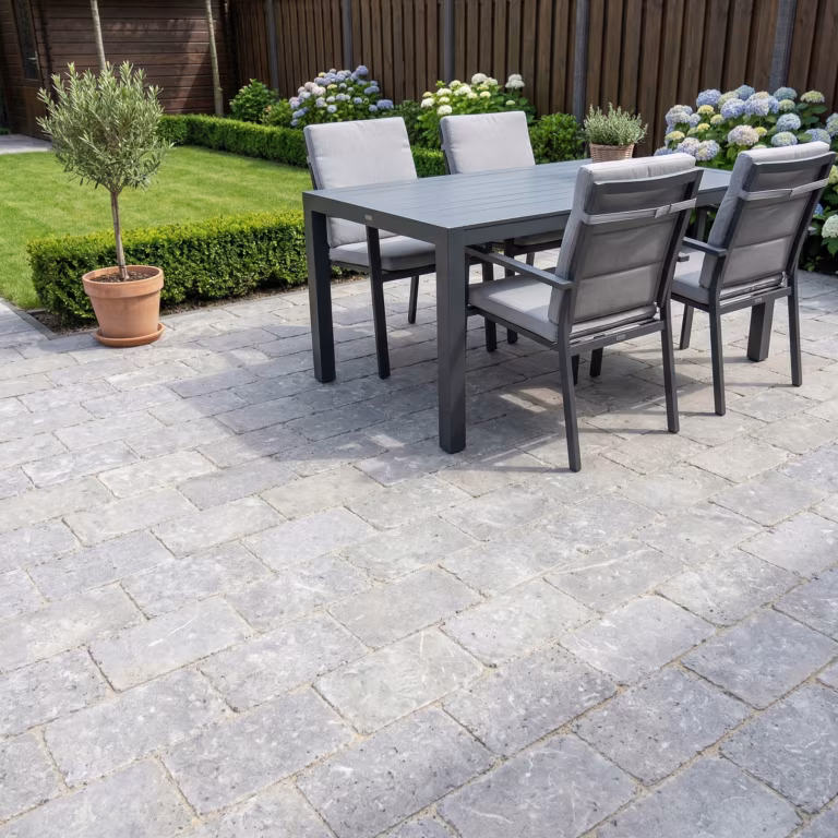 Terras van WG Stone Trommelsteen 20x30x6 Taupe met antracieten tuintafel en stoelen