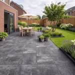Ruim terras met eettafel, parasol en border op antraciet Season Claude Dusk tegels