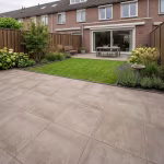 Tuin met gazon en terras van Season Claude 60x60x4 Sand tegels voor rijtjeswoning