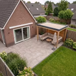 Achtertuin met overkapping en terras van Season Claude 60x60x4 Sand tegels bij bakstenen woning