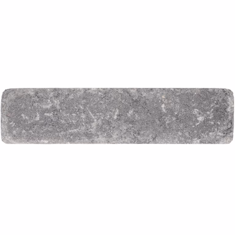 Losse donkergrijze WG Stone Trommelsteen 20x5x7 met zichtbare korrel op witte achtergrond