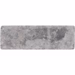Losse grijze WG Stone Trommelsteen 21x7x8 met donkere vlekken op witte achtergrond