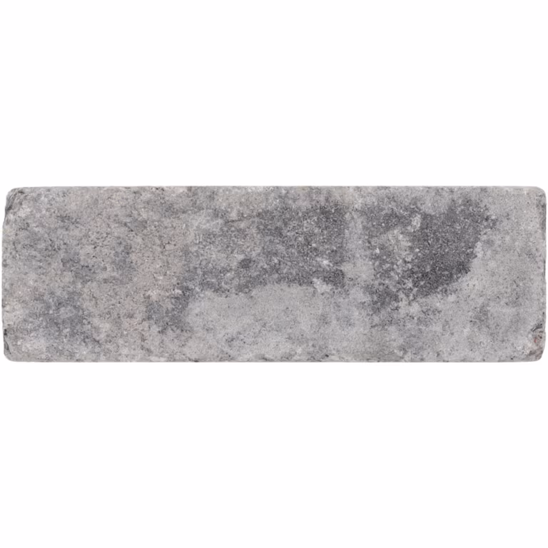Losse grijze WG Stone Trommelsteen 21x7x8 met donkere vlekken op witte achtergrond