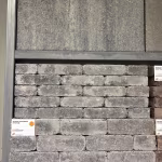 Showroomstaal WG Stone Trommelsteen 20x5x7 Grijs in metalen rek met artikellabel