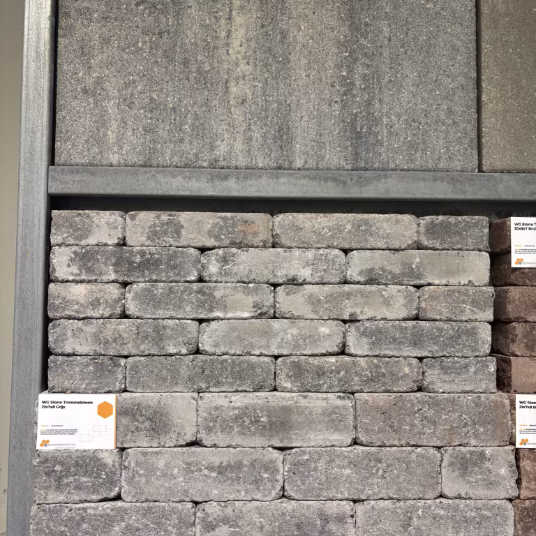 Showroomstaal WG Stone Trommelsteen 20x5x7 Grijs in metalen rek met artikellabel