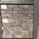 Showroomwand met WG Stone Trommelstenen 20x5x7 taupe en artikellabels