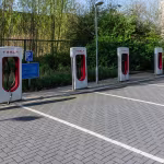 Parkeerplaats met zwarte BSS betonklinkers 8 cm in visgraat bij laadpalen