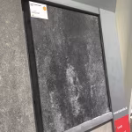Showroomstaal Season Claude Dusk 60x60x4 schuin gezien in frame met label