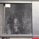 Showroomstaal Season Claude Dusk tegel in metalen frame met artikellabel