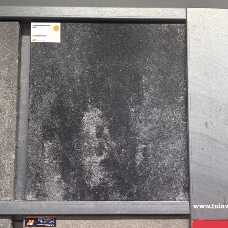 Showroomstaal Season Claude Dusk tegel in metalen frame met artikellabel
