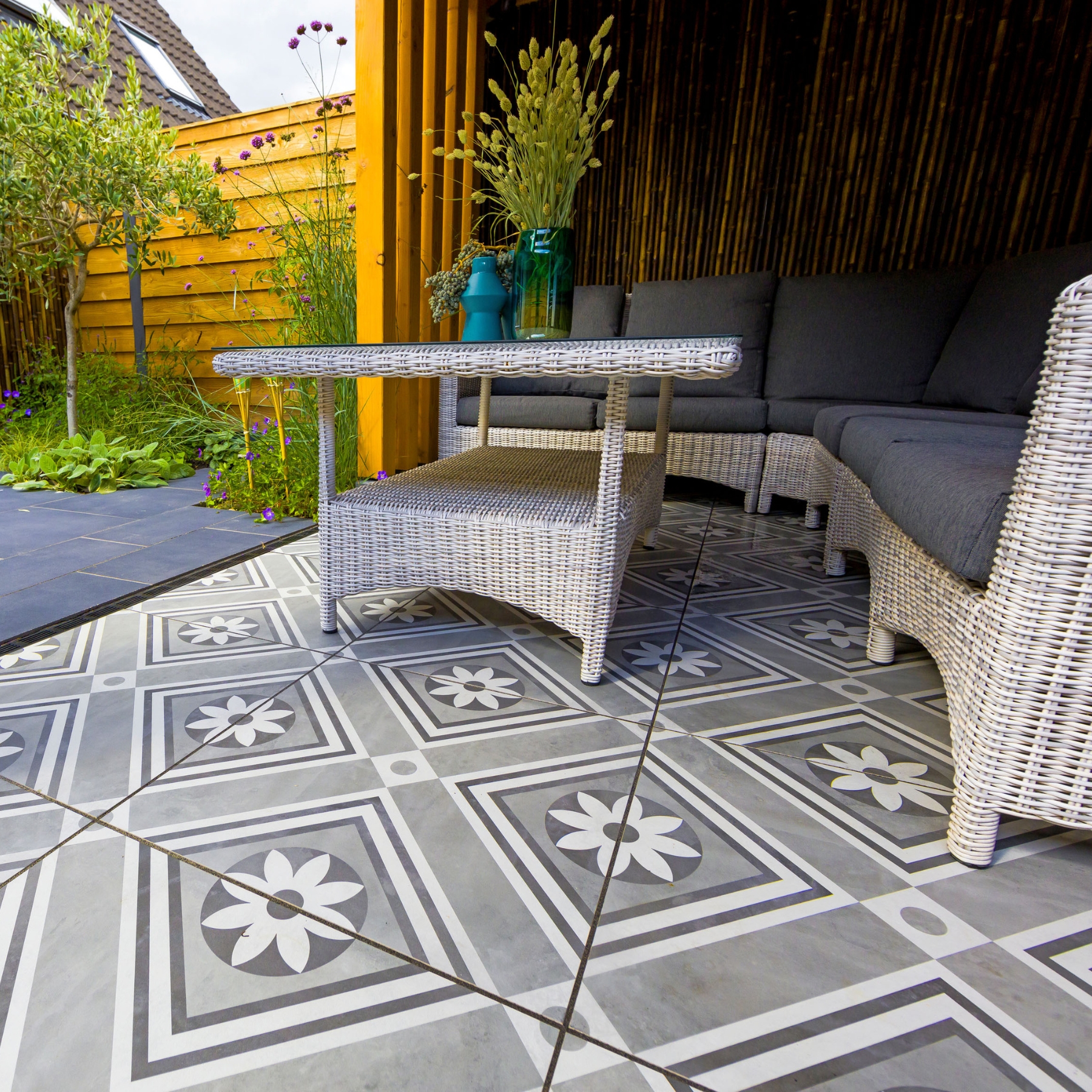 Decoratieve keramische tegels met bloemmotief en rieten overkapping