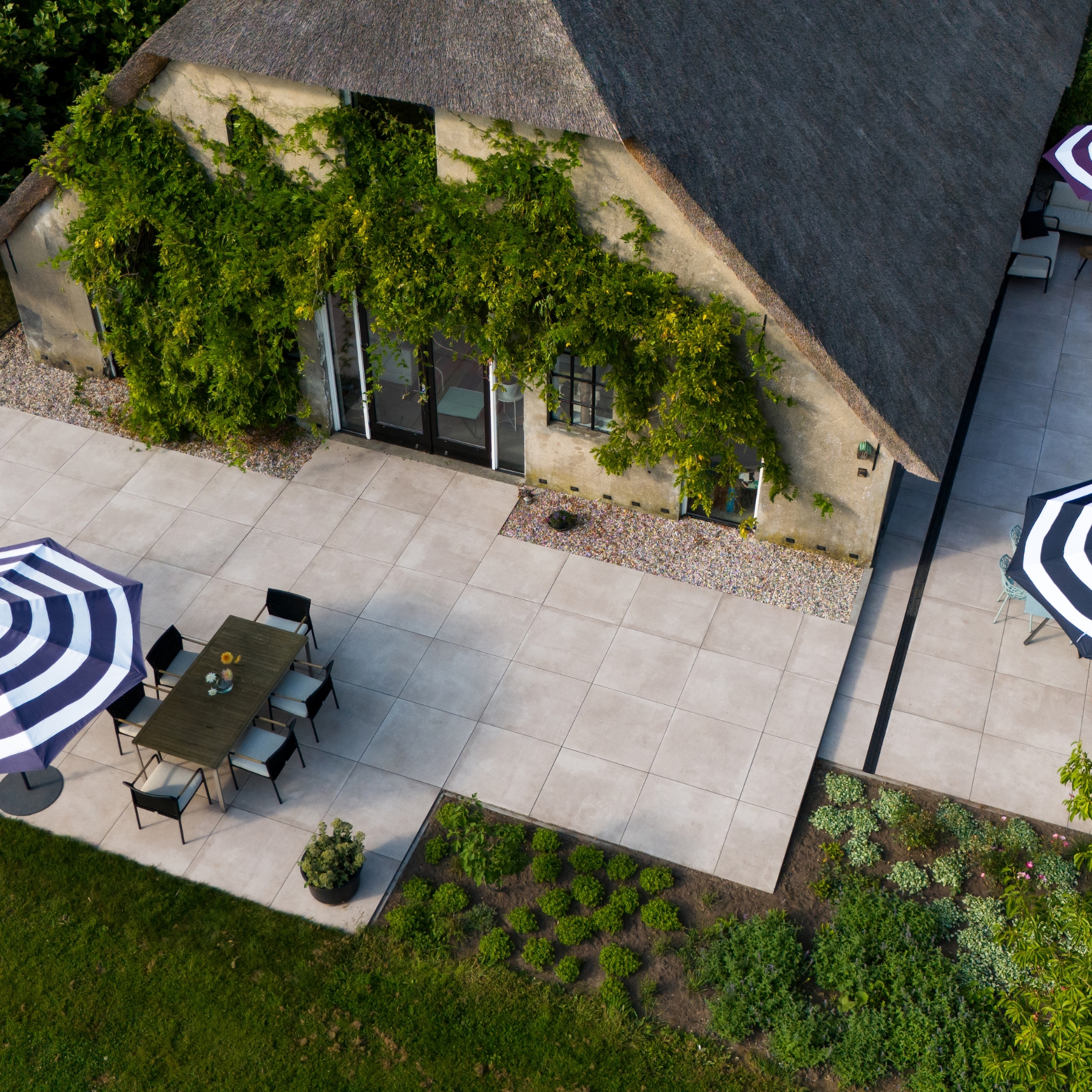 Groot terras keramische tegels bovenaanzicht met rieten dak