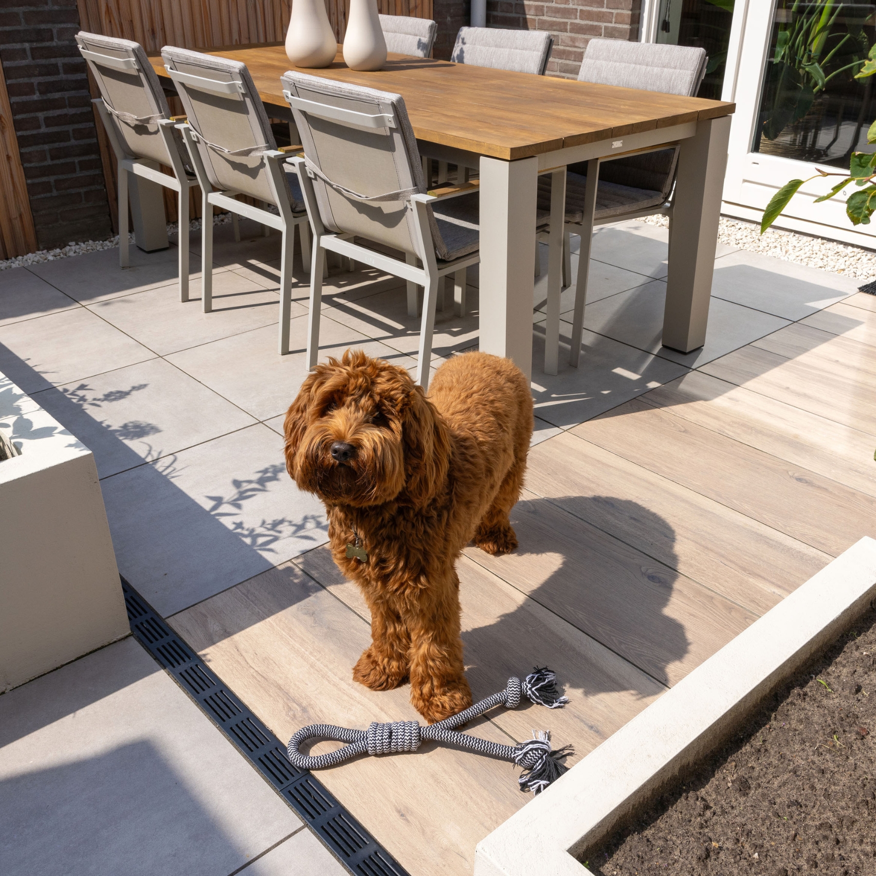 Terras gecombineerde keramische houtlook en betonlook tegels met loungeset
