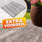 PromoStone 60x60x4 Grijs/Zwart tegel met Extra Voordeel-label naast terracotta pot